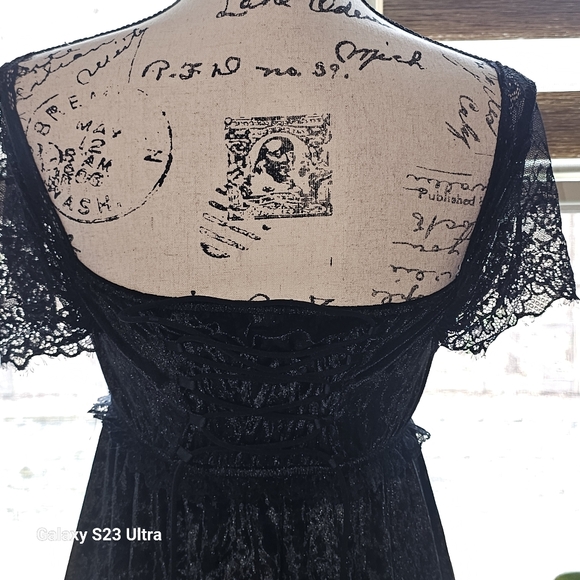 Elegant Black Velvet Dress with Floral Accents - Picture 6 of 11
